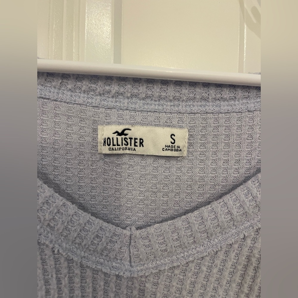 SOLD‼️ Hollister Light Blue V-Neck Top, Sz Small - Picture 2 of 4